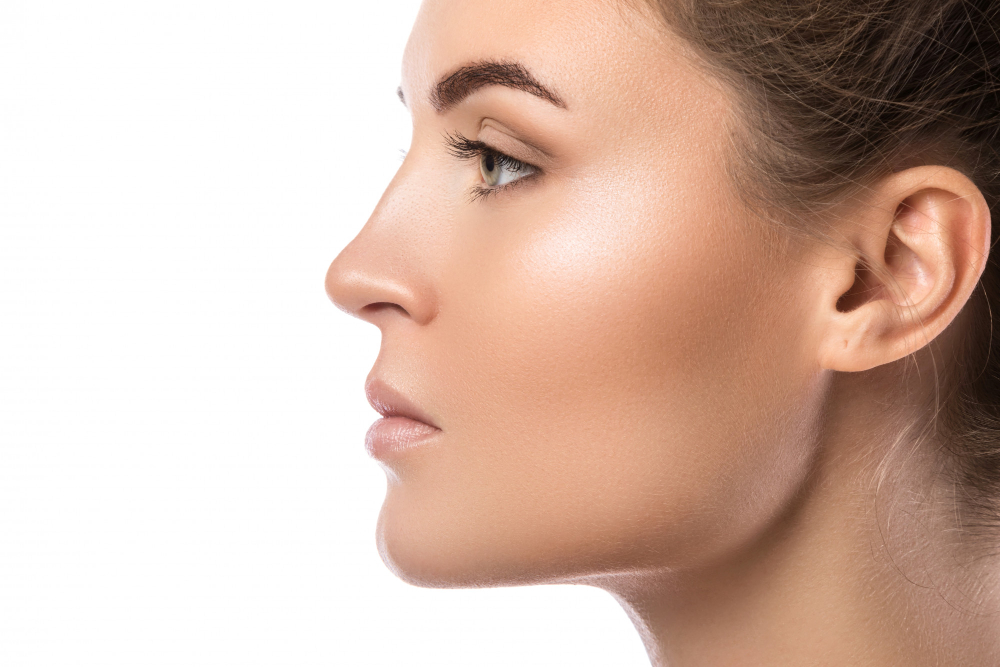 Rostro de perfil de una mujer, con la nariz y el contorno facial visibles, imagen relacionada con el tratamiento de rinomodelación.